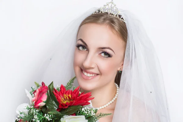 Mariée parfaite avec bouquet — Photo