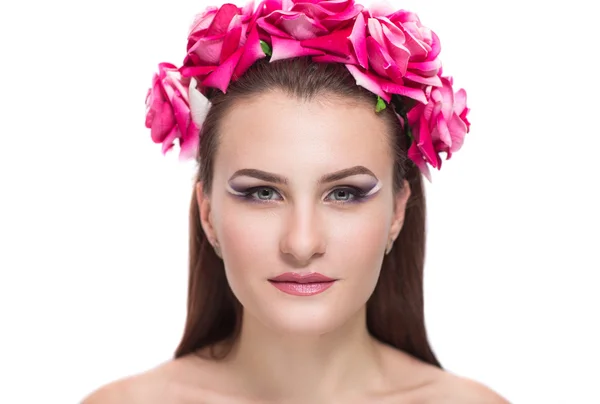 Vrouw met rozen op hoofd — Stockfoto