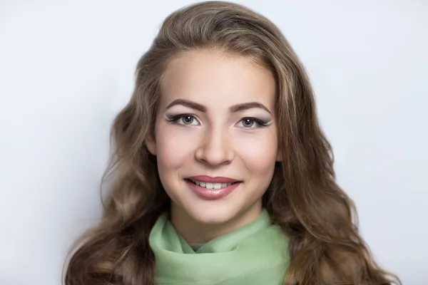 Jolie fille aux cheveux bouclés — Photo