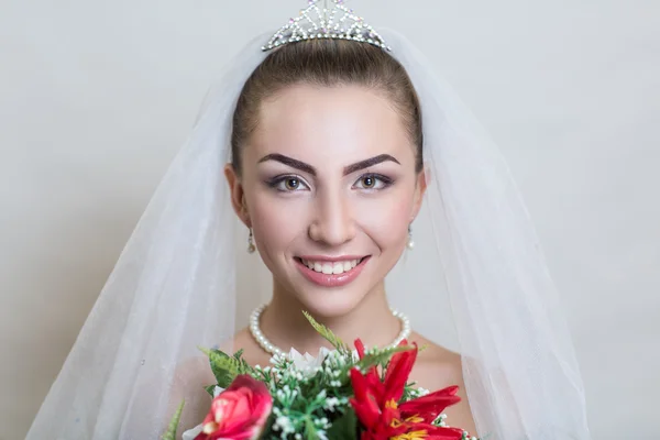 Улыбка невесты с зубами — стоковое фото