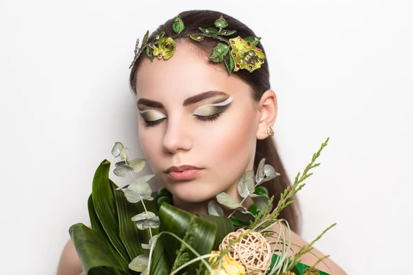 Mulher com folhas verdes — Fotografia de Stock