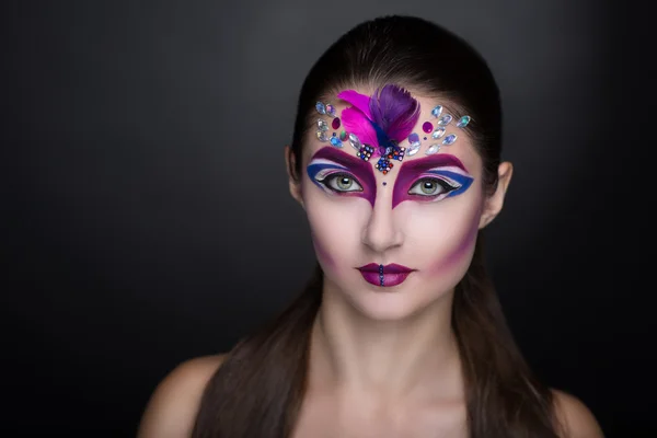 Женщина с художественным макияжем — стоковое фото