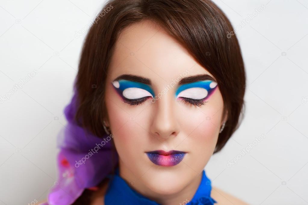 Bonita Face De Uma Jovem Com a Maquiagem Azul Dos Olhos Foto de