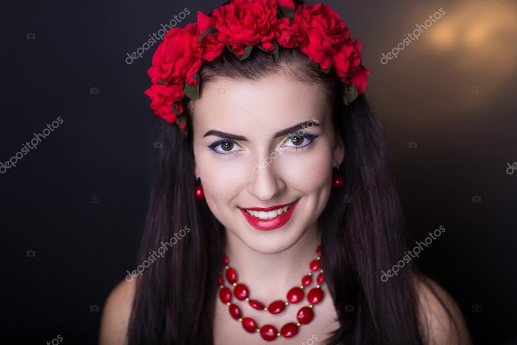 Brunettes de luxe peigné les cheveux. Bonne nouvelle photo pour la publicité shampooing revitalisant cheveux sèche,cheveux coiffure studio,