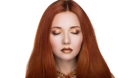 parlak saçlı kadın