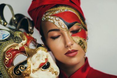 Maskeli kadın