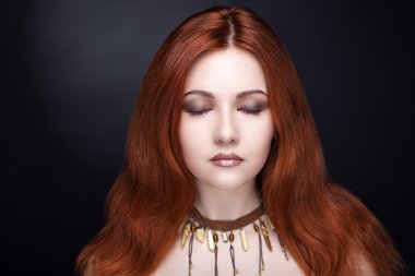 Kızıl saçlı kadın.