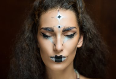 Gelecekten gelen kadın