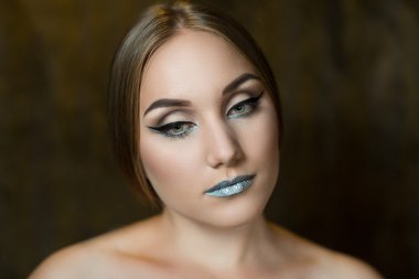 Parlak gümüş dudaklar