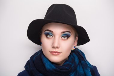 Siyah şapkalı kadın