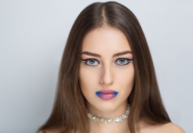 Mavi dudaklı kadın