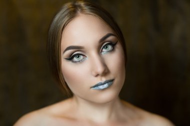 Parlak gümüş dudaklar