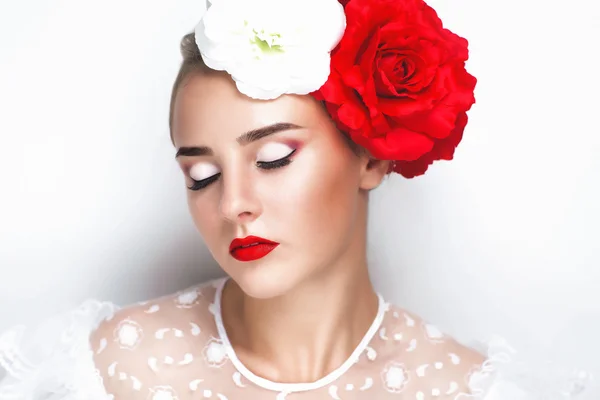 Mujer con rosas grandes — Foto de Stock