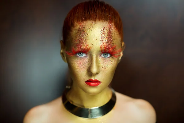 Золотая леди искусства макияжа — стоковое фото