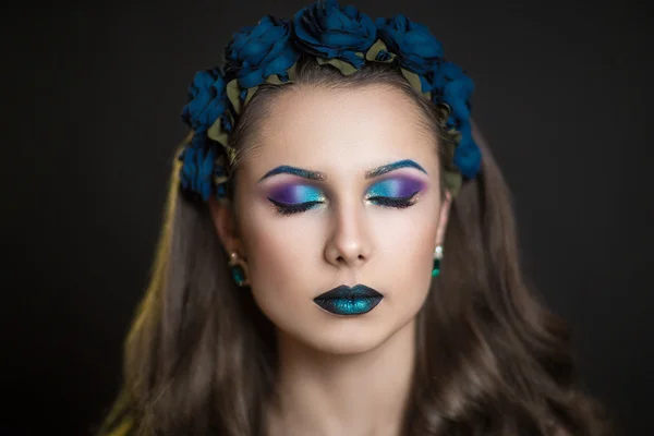 Mujer con corona de rosas azules — Foto de Stock