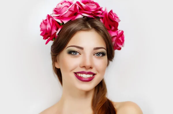 Wreath of flowers on perfect woman — Stock Photo, Image