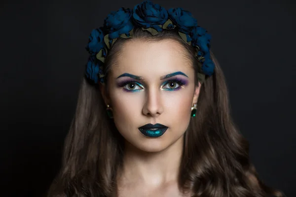 Mujer con corona de rosas azules — Foto de Stock