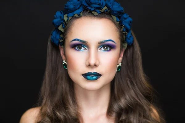 Femme avec une couronne de roses bleues — Photo