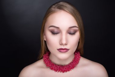 Corall kırmızı kolye