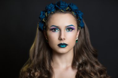 Mavi gül çelenk kadınla