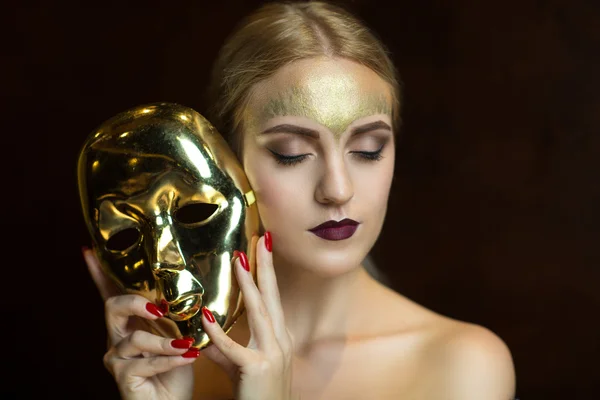 Žena se zlatou maskou — Stock fotografie