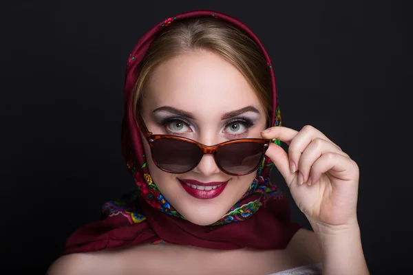 Mujer en una bufanda y gafas de sol — Foto de Stock