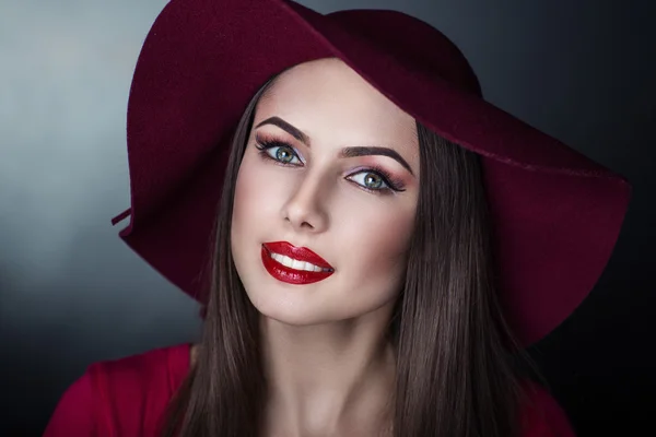Şapkalı güzel kadın — Stok fotoğraf