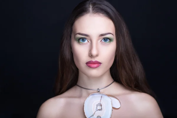 Femme avec de gros bijoux — Photo