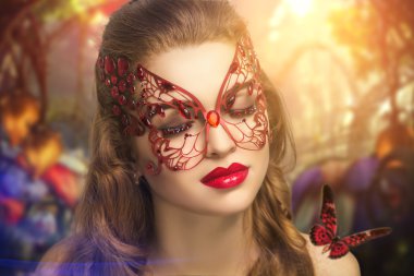 Kırmızı maskeli kelebek ile sihirli kadın 