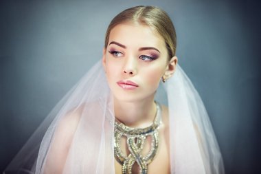 Mükemmel Gelin yakın makyaj saç elbise