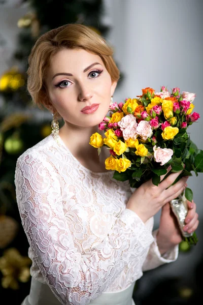 Όμορφη γυναίκα με λουλούδια — Φωτογραφία Αρχείου