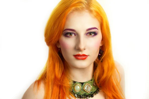 Jovem mulher com cabelo laranja brilhante compõem — Fotografia de Stock