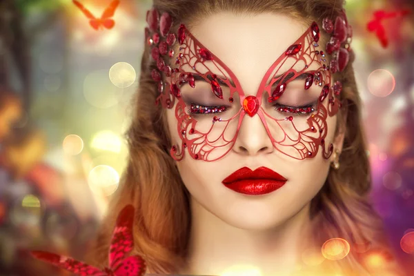Mujer mágica con máscara roja mariposa — Foto de Stock