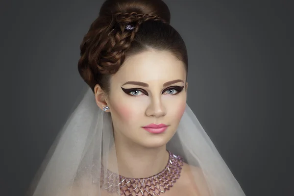 Perfekt brud närbild make up hår klänning — Stockfoto