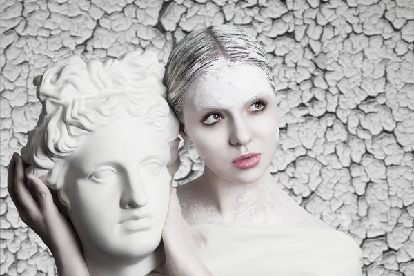 Beyaz kadın heykeli — Stok fotoğraf