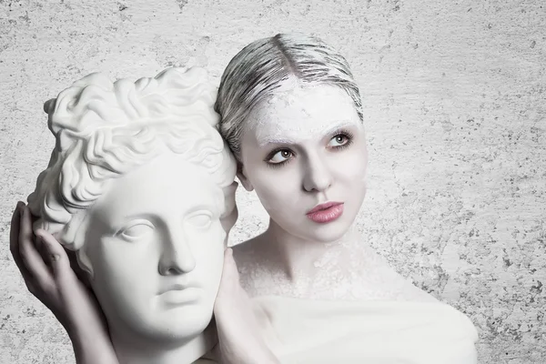 Statue einer weißen Frau — Stockfoto