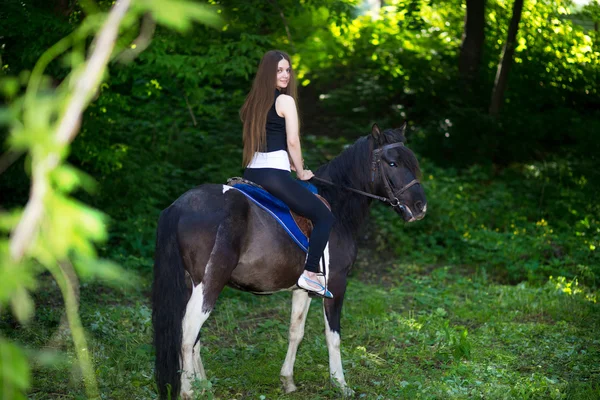 Kvinna på hästen — Stockfoto