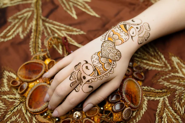 Mujer mano mehendi cuadro naranja brillante tela bordado — Foto de Stock