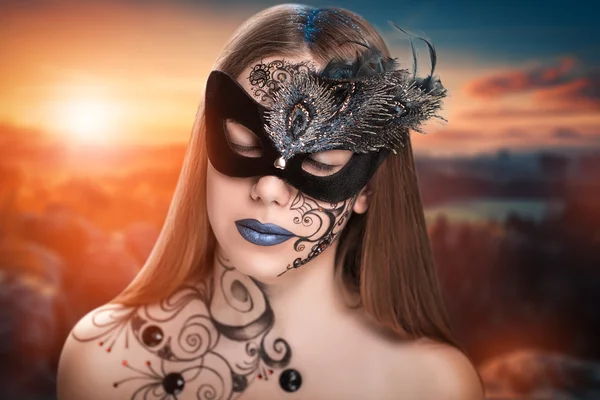 Siyah karnaval maskesi takan güzel bayan