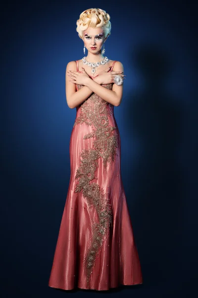 Красива жінка макіяж зачіски стиль розкішна рожева сукня — стокове фото