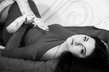 vahşi albino piton tutan güzel kadın