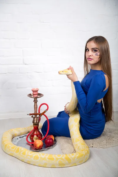 Mooie vrouw met python — Stockfoto