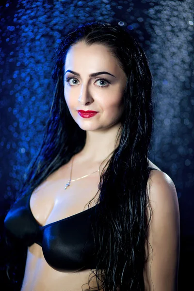 Seksi kadın siyah mavi su studio yağmur duş — Stok fotoğraf