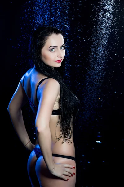 Sexy mujer negro azul aqua estudio lluvia ducha — Foto de Stock