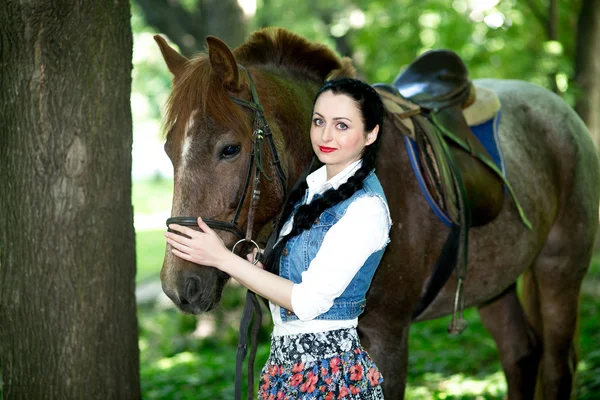 Krásná dívka u hnědého koně — Stock fotografie