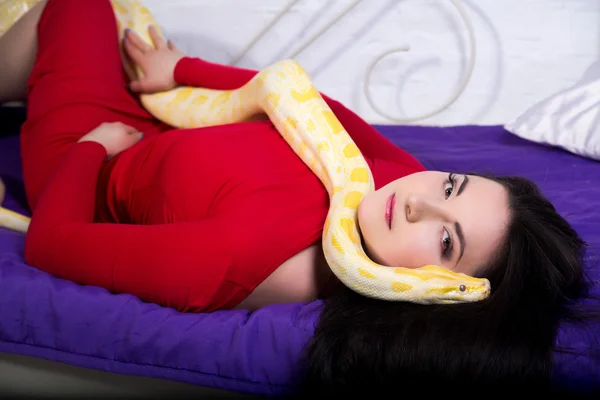 Gyönyörű szexi lány, aki egy fehér albínó Python — Stock Fotó