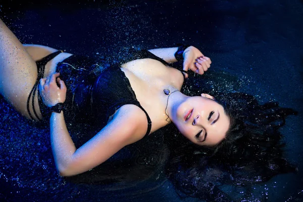 Sexy vrouw zwart blauw aqua studio regendouche — Stockfoto