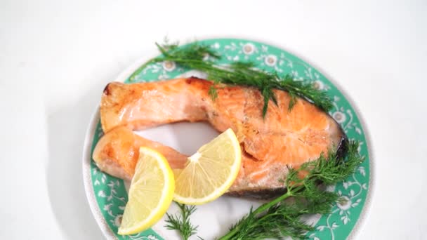 Video Cucina Pesce Rosso Succoso Appetitoso Trova Piatto Bianco Festivo — Video Stock