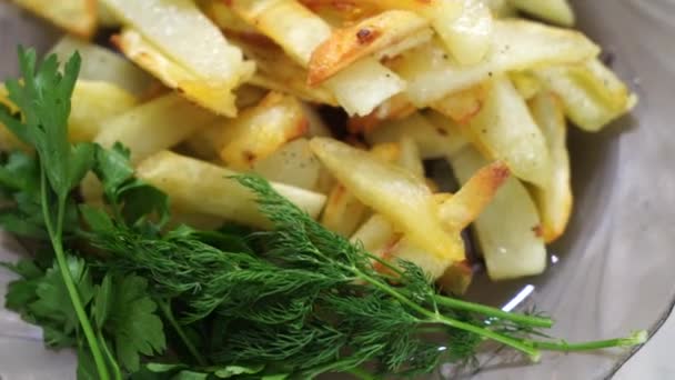 Μαγείρεμα Βίντεο Ζουμερές Τηγανητές Πατάτες Βρίσκονται Ένα Εορταστικό Γυάλινο Πιάτο — Αρχείο Βίντεο
