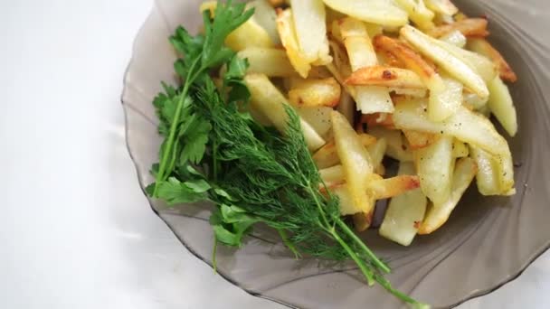 Vídeo Cocina Jugosas Papas Fritas Deliciosas Encuentran Plato Vidrio Festivo — Vídeos de Stock